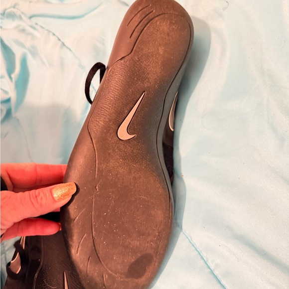 Nike Discus Shoes. Black and Silver Athletic Shoes - Picture 2 of 4
